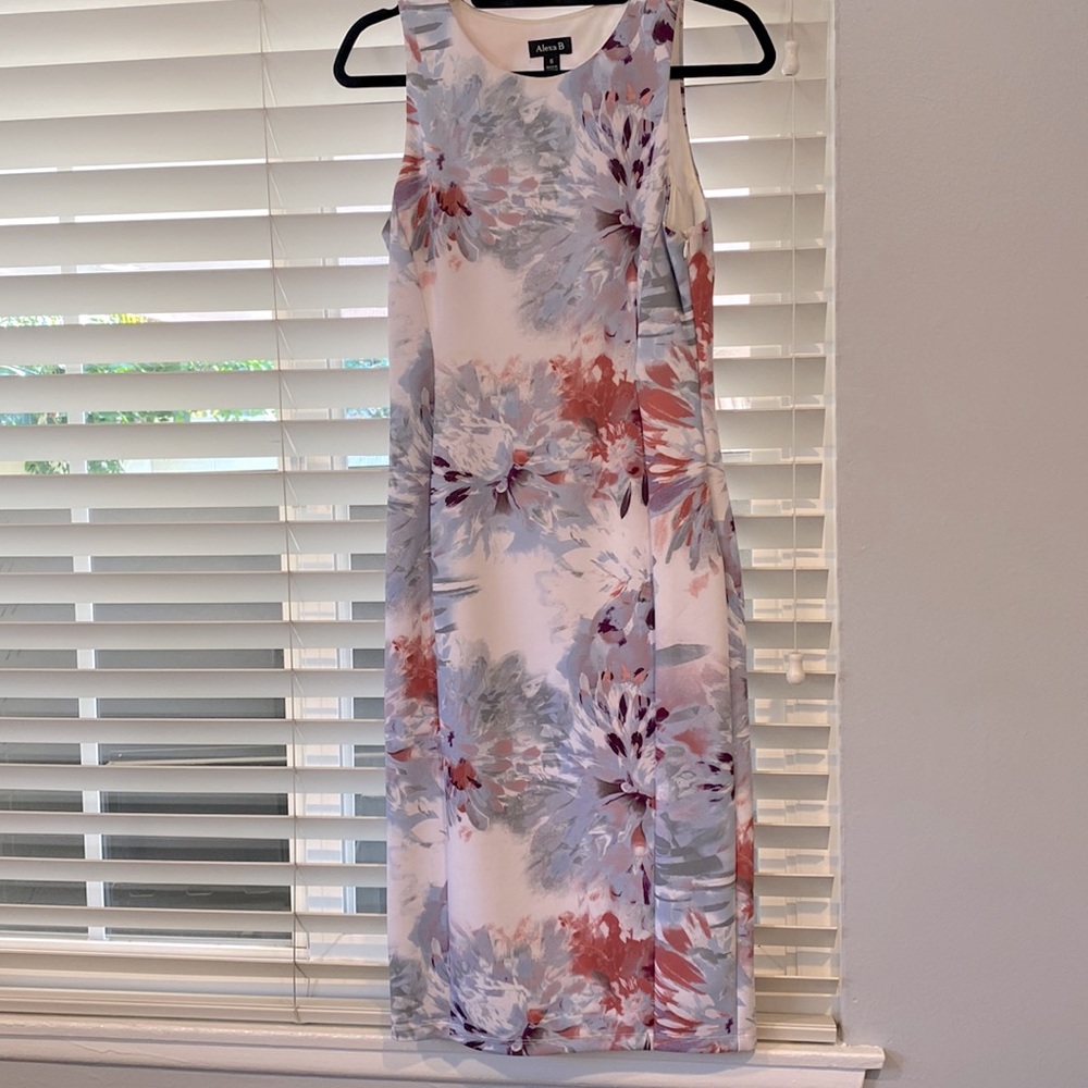 Form fitting floral dress. Size 6 but fits like an 8